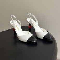 2026春夏新款Chanel小香26A 小圆头法式露跟凉鞋经典双拼色高跟凉鞋🍒樱桃跟高跟鞋 这款后空高跟鞋,黑色皮革拼接 2026春夏新款Chanel小香26A 小圆头法式露跟凉鞋经典双拼色高跟凉鞋🍒樱桃跟高跟鞋 这款后空高跟鞋,黑色皮革拼接