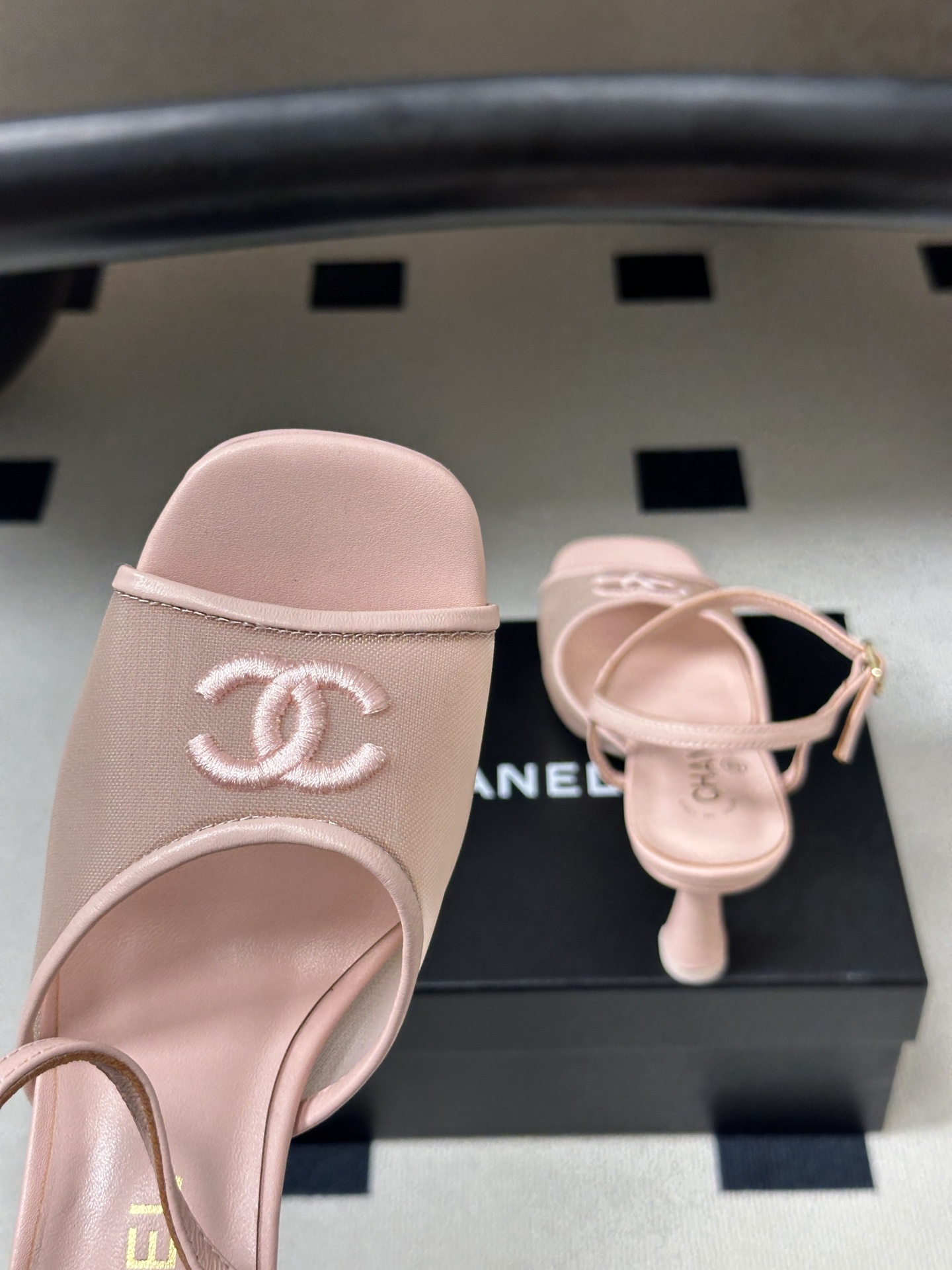 2026春夏新款 Chanel 小香 26C 经典双C电绣鱼嘴透气网面高跟凉鞋 一字带高跟鞋 把夏日的轻盈与矜贵踩在脚下 2026春夏新款 Chanel 小香 26C 经典双C电绣鱼嘴透气网面高跟凉鞋 一字带高跟鞋 把夏日的轻盈与矜贵踩在脚下