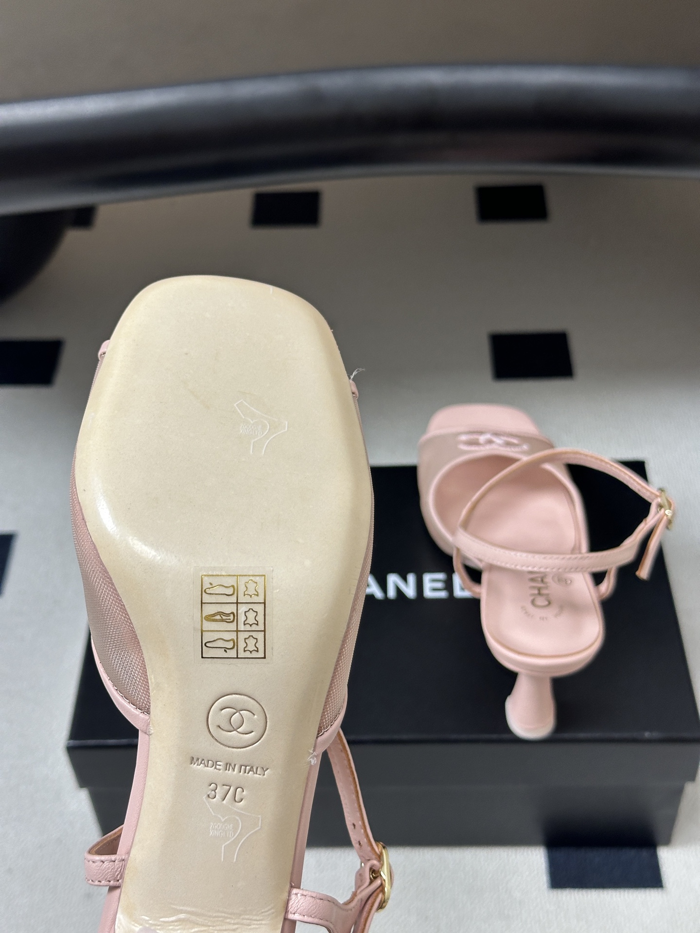 2026春夏新款 Chanel 小香 26C 经典双C电绣鱼嘴透气网面高跟凉鞋 一字带高跟鞋 把夏日的轻盈与矜贵踩在脚下 2026春夏新款 Chanel 小香 26C 经典双C电绣鱼嘴透气网面高跟凉鞋 一字带高跟鞋 把夏日的轻盈与矜贵踩在脚下