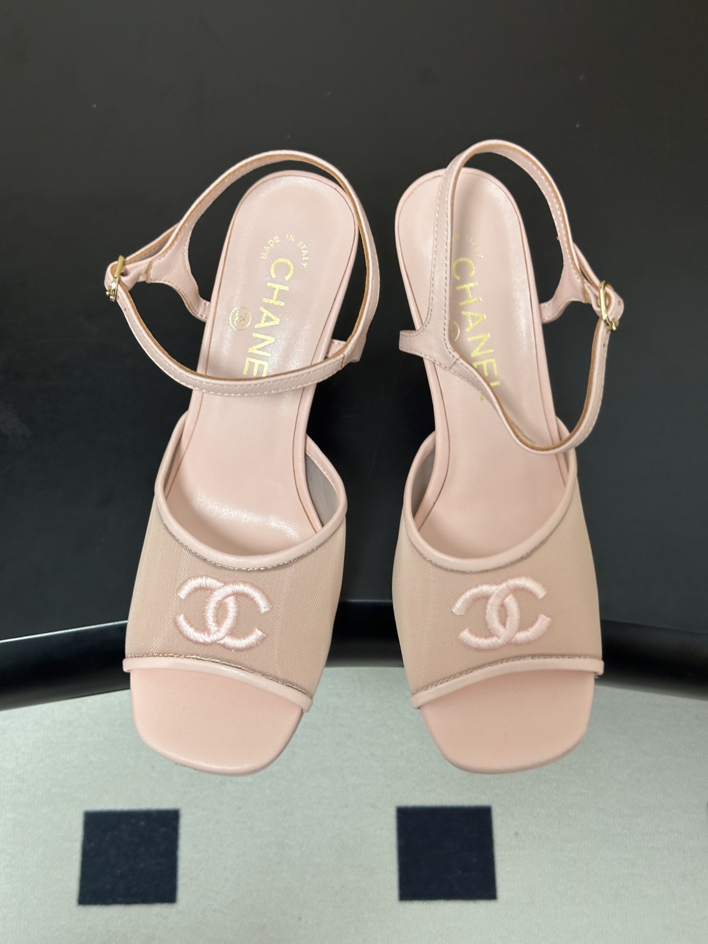 2026春夏新款 Chanel 小香 26C 经典双C电绣鱼嘴透气网面高跟凉鞋 一字带高跟鞋 把夏日的轻盈与矜贵踩在脚下 2026春夏新款 Chanel 小香 26C 经典双C电绣鱼嘴透气网面高跟凉鞋 一字带高跟鞋 把夏日的轻盈与矜贵踩在脚下
