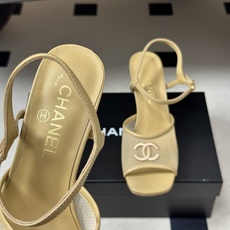 2026春夏新款 Chanel 小香 26C 经典双C电绣鱼嘴透气网面高跟凉鞋 一字带高跟鞋 把夏日的轻盈与矜贵踩在脚下 2026春夏新款 Chanel 小香 26C 经典双C电绣鱼嘴透气网面高跟凉鞋 一字带高跟鞋 把夏日的轻盈与矜贵踩在脚下