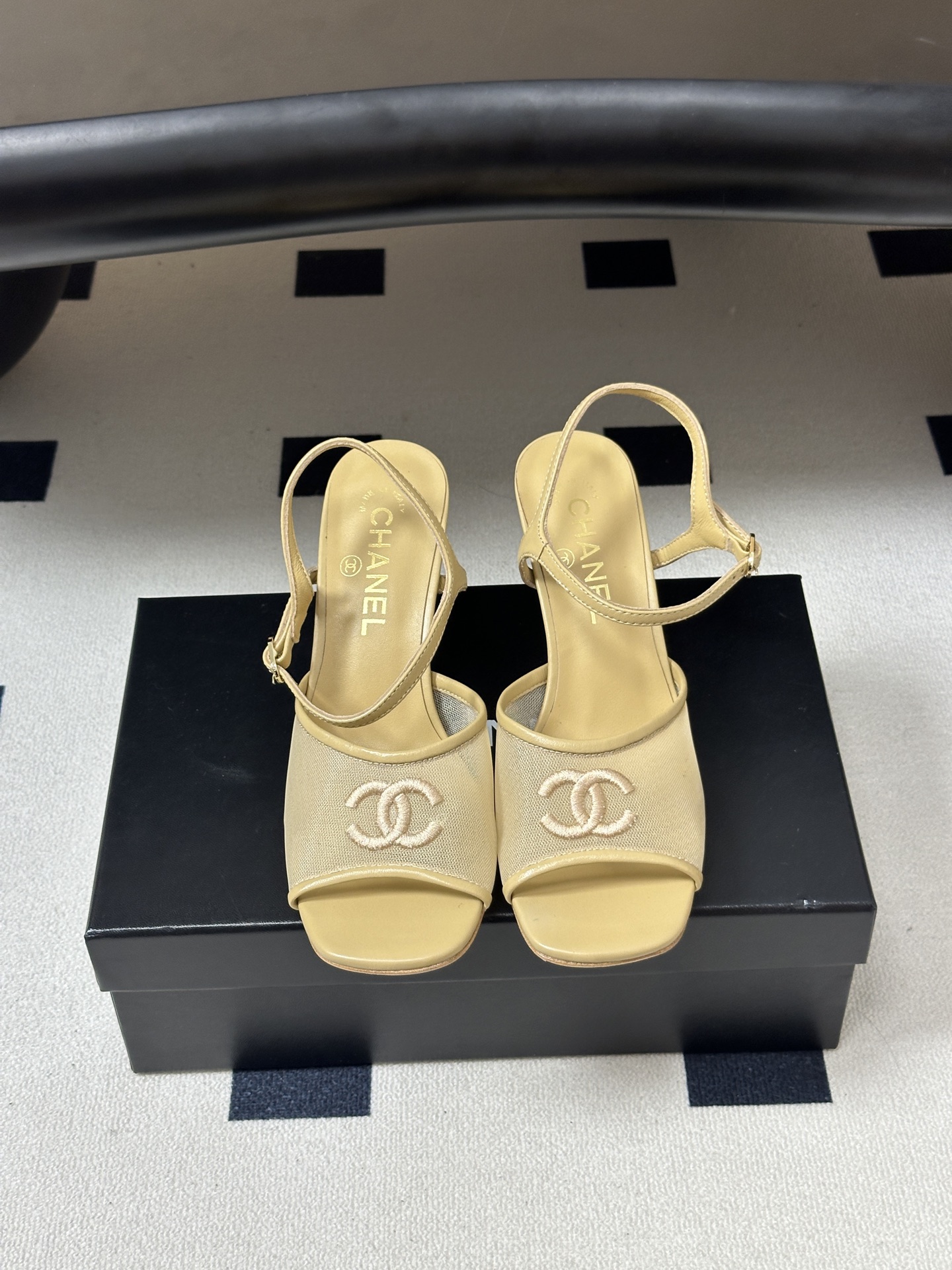 2026春夏新款 Chanel 小香 26C 经典双C电绣鱼嘴透气网面高跟凉鞋 一字带高跟鞋 把夏日的轻盈与矜贵踩在脚下 2026春夏新款 Chanel 小香 26C 经典双C电绣鱼嘴透气网面高跟凉鞋 一字带高跟鞋 把夏日的轻盈与矜贵踩在脚下