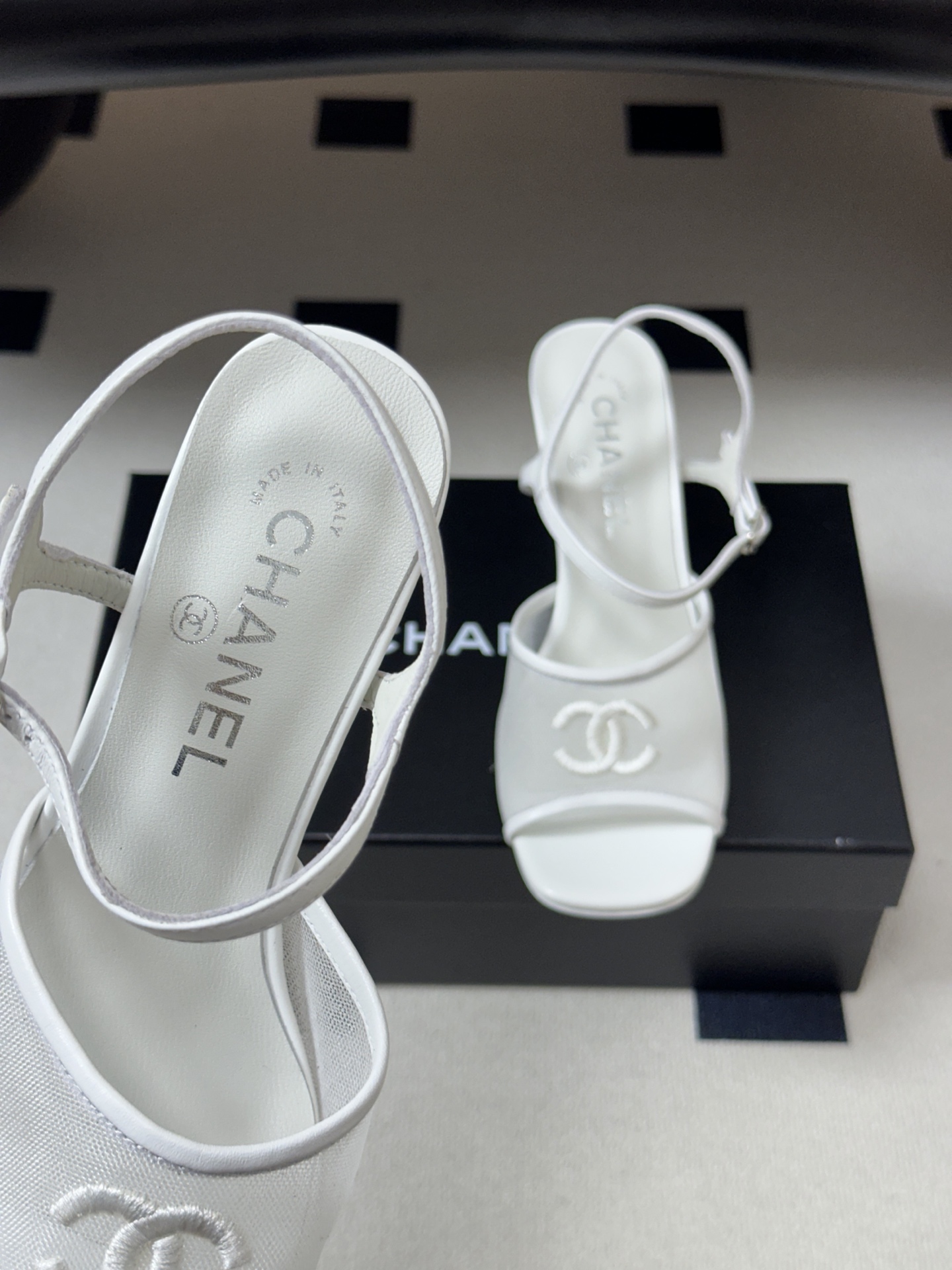 2026春夏新款 Chanel 小香 26C 经典双C电绣鱼嘴透气网面高跟凉鞋 一字带高跟鞋 把夏日的轻盈与矜贵踩在脚下 2026春夏新款 Chanel 小香 26C 经典双C电绣鱼嘴透气网面高跟凉鞋 一字带高跟鞋 把夏日的轻盈与矜贵踩在脚下
