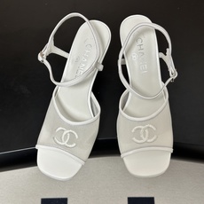 2026春夏新款 Chanel 小香 26C 经典双C电绣鱼嘴透气网面高跟凉鞋 一字带高跟鞋 把夏日的轻盈与矜贵踩在脚下 2026春夏新款 Chanel 小香 26C 经典双C电绣鱼嘴透气网面高跟凉鞋 一字带高跟鞋 把夏日的轻盈与矜贵踩在脚下