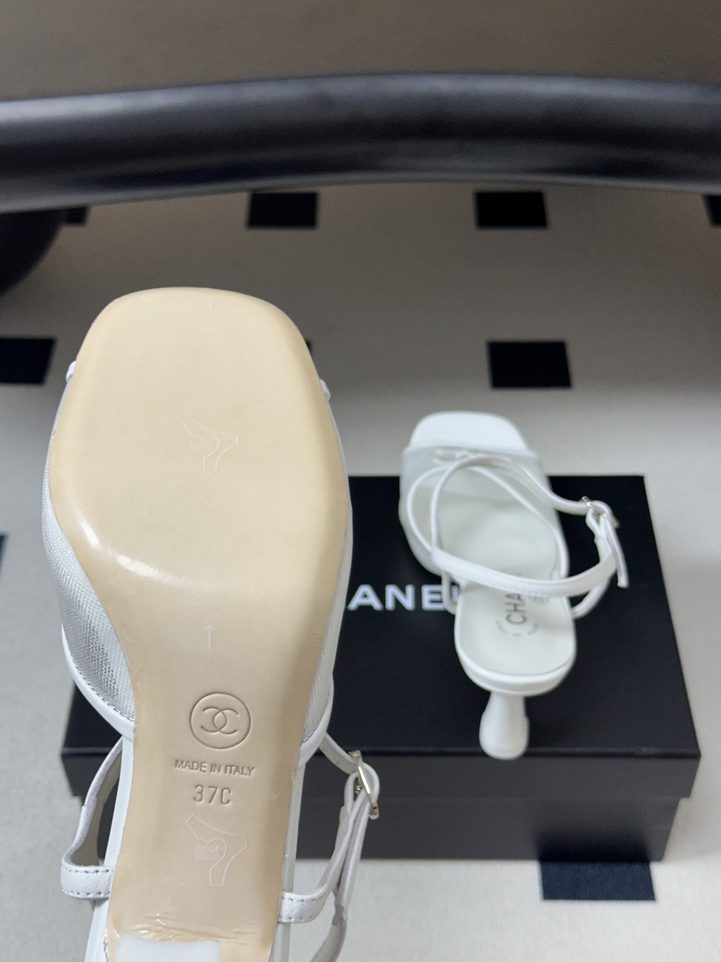 2026春夏新款 Chanel 小香 26C 经典双C电绣鱼嘴透气网面高跟凉鞋 一字带高跟鞋 把夏日的轻盈与矜贵踩在脚下 2026春夏新款 Chanel 小香 26C 经典双C电绣鱼嘴透气网面高跟凉鞋 一字带高跟鞋 把夏日的轻盈与矜贵踩在脚下