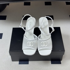 2026春夏新款 Chanel 小香 26C 经典双C电绣鱼嘴透气网面高跟凉鞋 一字带高跟鞋 把夏日的轻盈与矜贵踩在脚下 2026春夏新款 Chanel 小香 26C 经典双C电绣鱼嘴透气网面高跟凉鞋 一字带高跟鞋 把夏日的轻盈与矜贵踩在脚下