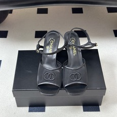 2026春夏新款 Chanel 小香 26C 经典双C电绣鱼嘴透气网面高跟凉鞋 一字带高跟鞋 把夏日的轻盈与矜贵踩在脚下 2026春夏新款 Chanel 小香 26C 经典双C电绣鱼嘴透气网面高跟凉鞋 一字带高跟鞋 把夏日的轻盈与矜贵踩在脚下