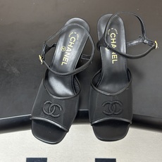 2026春夏新款 Chanel 小香 26C 经典双C电绣鱼嘴透气网面高跟凉鞋 一字带高跟鞋 把夏日的轻盈与矜贵踩在脚下 2026春夏新款 Chanel 小香 26C 经典双C电绣鱼嘴透气网面高跟凉鞋 一字带高跟鞋 把夏日的轻盈与矜贵踩在脚下