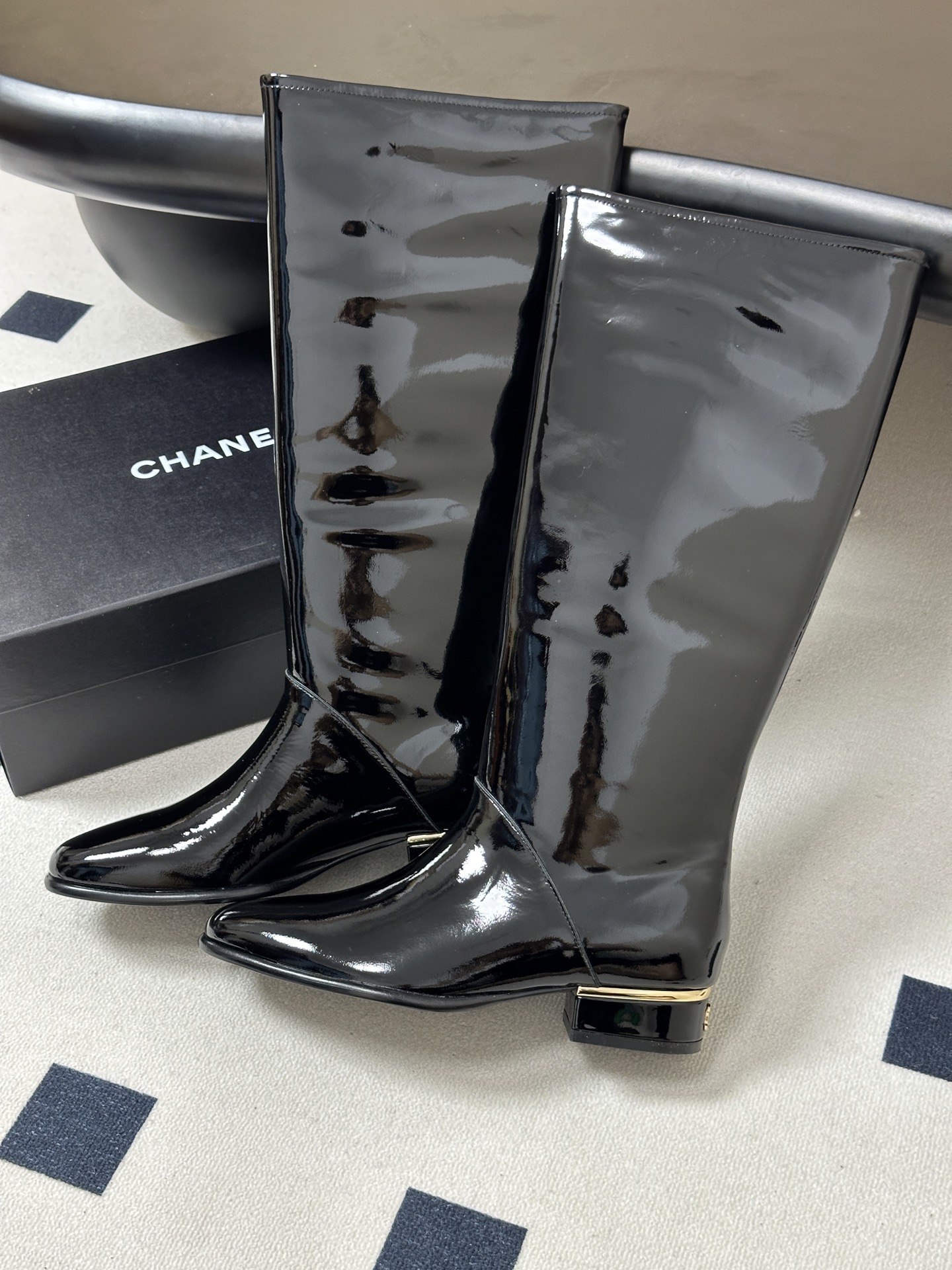 鳄鱼纹皮➕20 2026秋冬新款 Chanel 小香26A 鳄鱼纹皮高筒骑士靴平底直筒长靴 当骑士靴的利落线条邂逅香家的 鳄鱼纹皮➕20 2026秋冬新款 Chanel 小香26A 鳄鱼纹皮高筒骑士靴平底直筒长靴 当骑士靴的利落线条邂逅香家的