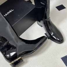 鳄鱼纹皮➕20 2026秋冬新款 Chanel 小香26A 鳄鱼纹皮高筒骑士靴平底直筒长靴 当骑士靴的利落线条邂逅香家的 鳄鱼纹皮➕20 2026秋冬新款 Chanel 小香26A 鳄鱼纹皮高筒骑士靴平底直筒长靴 当骑士靴的利落线条邂逅香家的
