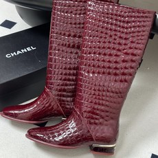 鳄鱼纹皮➕20 2026秋冬新款 Chanel 小香26A 鳄鱼纹皮高筒骑士靴平底直筒长靴 当骑士靴的利落线条邂逅香家的 鳄鱼纹皮➕20 2026秋冬新款 Chanel 小香26A 鳄鱼纹皮高筒骑士靴平底直筒长靴 当骑士靴的利落线条邂逅香家的