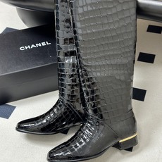 鳄鱼纹皮➕20 2026秋冬新款 Chanel 小香26A 鳄鱼纹皮高筒骑士靴平底直筒长靴 当骑士靴的利落线条邂逅香家的 鳄鱼纹皮➕20 2026秋冬新款 Chanel 小香26A 鳄鱼纹皮高筒骑士靴平底直筒长靴 当骑士靴的利落线条邂逅香家的
