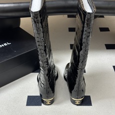 鳄鱼纹皮➕20 2026秋冬新款 Chanel 小香26A 鳄鱼纹皮高筒骑士靴平底直筒长靴 当骑士靴的利落线条邂逅香家的 鳄鱼纹皮➕20 2026秋冬新款 Chanel 小香26A 鳄鱼纹皮高筒骑士靴平底直筒长靴 当骑士靴的利落线条邂逅香家的