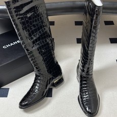 鳄鱼纹皮➕20 2026秋冬新款 Chanel 小香26A 鳄鱼纹皮高筒骑士靴平底直筒长靴 当骑士靴的利落线条邂逅香家的 鳄鱼纹皮➕20 2026秋冬新款 Chanel 小香26A 鳄鱼纹皮高筒骑士靴平底直筒长靴 当骑士靴的利落线条邂逅香家的