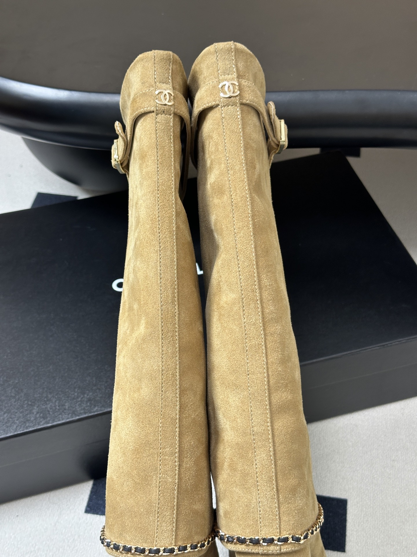 秋冬走秀新款Chanel 小香26B秋冬走秀款翻口链条⛓️长靴 高跟粗跟裤管靴 标志性的链条设计,把经典玩出花!粗旷却不 秋冬走秀新款Chanel 小香26B秋冬走秀款翻口链条⛓️长靴 高跟粗跟裤管靴 标志性的链条设计,把经典玩出花!粗旷却不