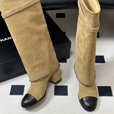 秋冬走秀新款Chanel 小香26B秋冬走秀款翻口链条⛓️长靴 高跟粗跟裤管靴 标志性的链条设计,把经典玩出花!粗旷却不 秋冬走秀新款Chanel 小香26B秋冬走秀款翻口链条⛓️长靴 高跟粗跟裤管靴 标志性的链条设计,把经典玩出花!粗旷却不