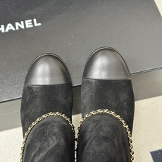 秋冬走秀新款Chanel 小香26B秋冬走秀款翻口链条⛓️长靴 高跟粗跟裤管靴 标志性的链条设计,把经典玩出花!粗旷却不 秋冬走秀新款Chanel 小香26B秋冬走秀款翻口链条⛓️长靴 高跟粗跟裤管靴 标志性的链条设计,把经典玩出花!粗旷却不