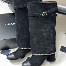 秋冬走秀新款Chanel 小香26B秋冬走秀款翻口链条⛓️长靴 高跟粗跟裤管靴 标志性的链条设计,把经典玩出花!粗旷却不 秋冬走秀新款Chanel 小香26B秋冬走秀款翻口链条⛓️长靴 高跟粗跟裤管靴 标志性的链条设计,把经典玩出花!粗旷却不