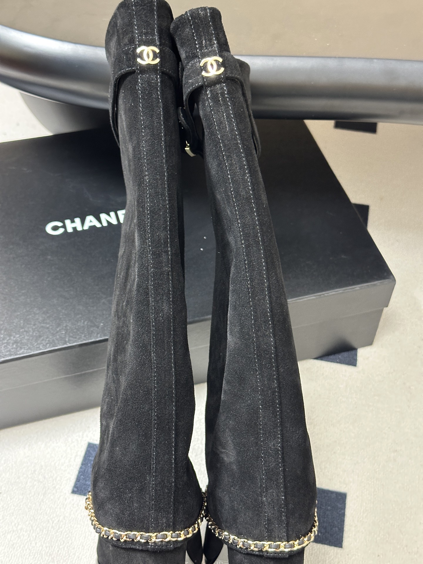秋冬走秀新款Chanel 小香26B秋冬走秀款翻口链条⛓️长靴 高跟粗跟裤管靴 标志性的链条设计,把经典玩出花!粗旷却不 秋冬走秀新款Chanel 小香26B秋冬走秀款翻口链条⛓️长靴 高跟粗跟裤管靴 标志性的链条设计,把经典玩出花!粗旷却不