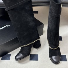 秋冬走秀新款Chanel 小香26B秋冬走秀款翻口链条⛓️长靴 高跟粗跟裤管靴 标志性的链条设计,把经典玩出花!粗旷却不 秋冬走秀新款Chanel 小香26B秋冬走秀款翻口链条⛓️长靴 高跟粗跟裤管靴 标志性的链条设计,把经典玩出花!粗旷却不