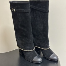 秋冬走秀新款Chanel 小香26B秋冬走秀款翻口链条⛓️长靴 高跟粗跟裤管靴 标志性的链条设计,把经典玩出花!粗旷却不 秋冬走秀新款Chanel 小香26B秋冬走秀款翻口链条⛓️长靴 高跟粗跟裤管靴 标志性的链条设计,把经典玩出花!粗旷却不