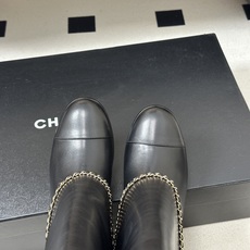 秋冬走秀新款Chanel 小香26B秋冬走秀款翻口链条⛓️长靴 高跟粗跟裤管靴 标志性的链条设计,把经典玩出花!粗旷却不 秋冬走秀新款Chanel 小香26B秋冬走秀款翻口链条⛓️长靴 高跟粗跟裤管靴 标志性的链条设计,把经典玩出花!粗旷却不