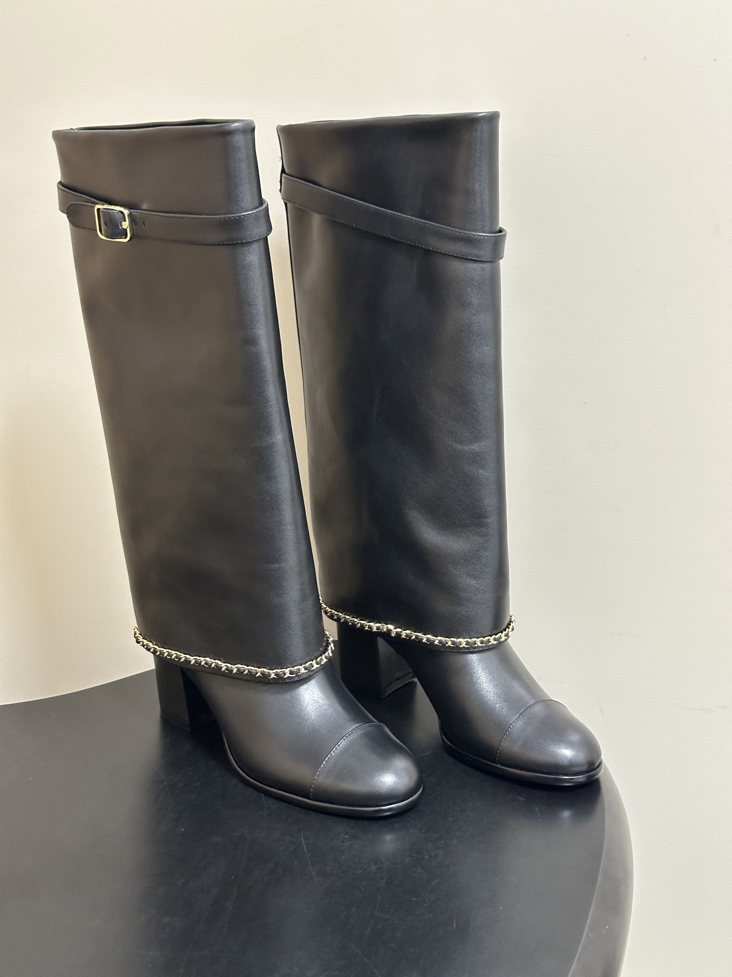 秋冬走秀新款Chanel 小香26B秋冬走秀款翻口链条⛓️长靴 高跟粗跟裤管靴 标志性的链条设计,把经典玩出花!粗旷却不 秋冬走秀新款Chanel 小香26B秋冬走秀款翻口链条⛓️长靴 高跟粗跟裤管靴 标志性的链条设计,把经典玩出花!粗旷却不