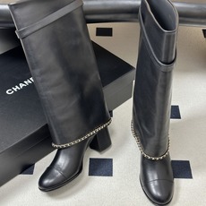 秋冬走秀新款Chanel 小香26B秋冬走秀款翻口链条⛓️长靴 高跟粗跟裤管靴 标志性的链条设计,把经典玩出花!粗旷却不 秋冬走秀新款Chanel 小香26B秋冬走秀款翻口链条⛓️长靴 高跟粗跟裤管靴 标志性的链条设计,把经典玩出花!粗旷却不