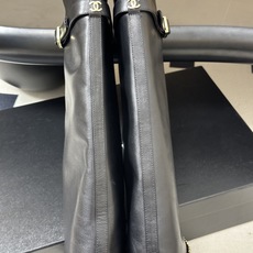 秋冬走秀新款Chanel 小香26B秋冬走秀款翻口链条⛓️长靴 高跟粗跟裤管靴 标志性的链条设计,把经典玩出花!粗旷却不 秋冬走秀新款Chanel 小香26B秋冬走秀款翻口链条⛓️长靴 高跟粗跟裤管靴 标志性的链条设计,把经典玩出花!粗旷却不