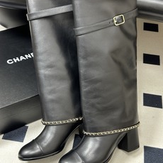 秋冬走秀新款Chanel 小香26B秋冬走秀款翻口链条⛓️长靴 高跟粗跟裤管靴 标志性的链条设计,把经典玩出花!粗旷却不 秋冬走秀新款Chanel 小香26B秋冬走秀款翻口链条⛓️长靴 高跟粗跟裤管靴 标志性的链条设计,把经典玩出花!粗旷却不