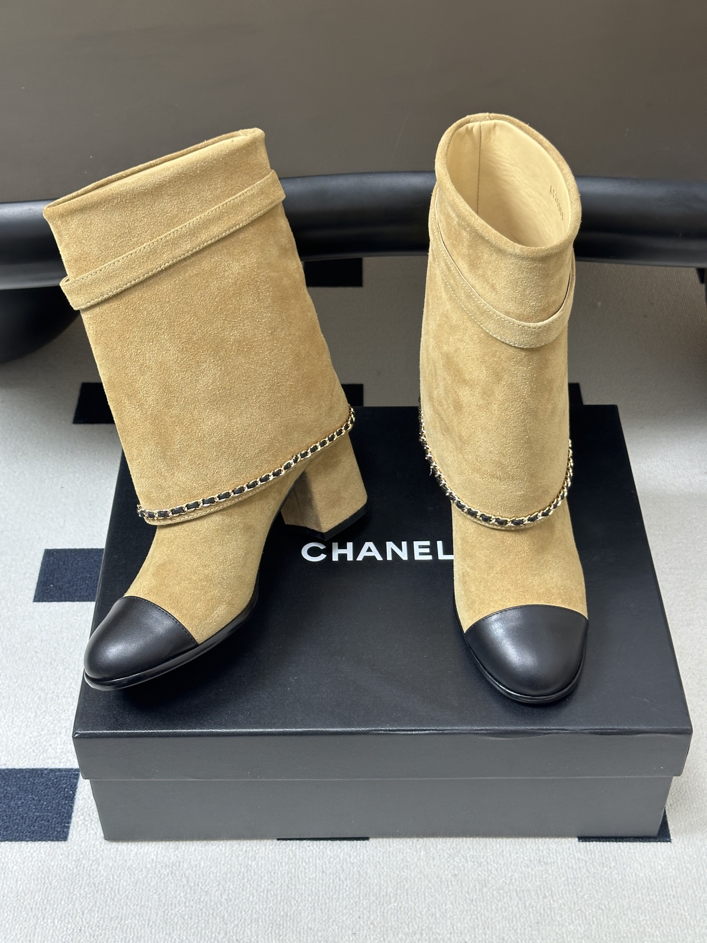 秋冬走秀新款Chanel 小香26B秋冬走秀款翻口链条⛓️短靴 高跟裤管靴 标志性的链条设计，把经典玩出花！粗旷却不失精