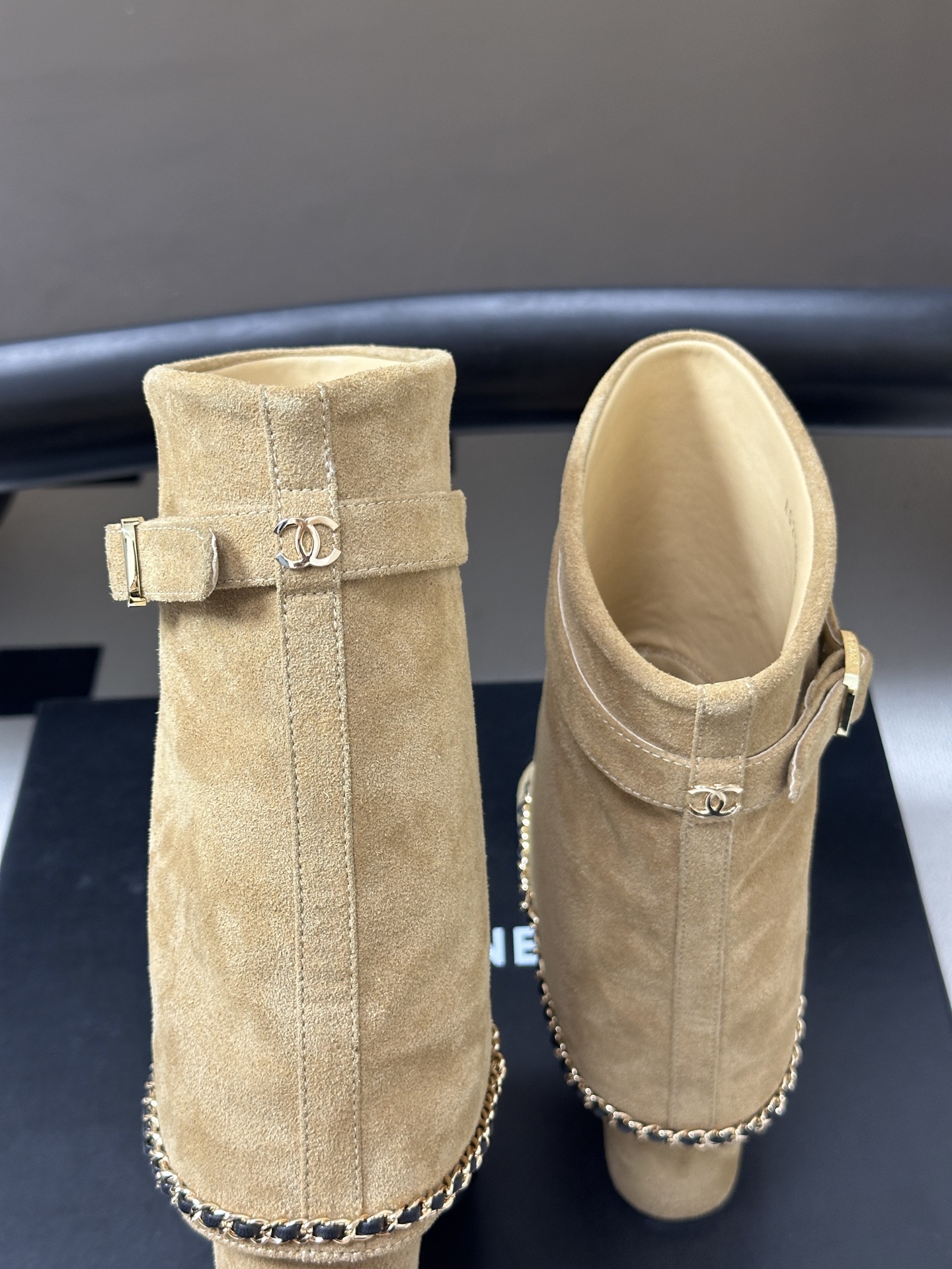 秋冬走秀新款Chanel 小香26B秋冬走秀款翻口链条⛓️短靴 高跟裤管靴 标志性的链条设计，把经典玩出花！粗旷却不失精