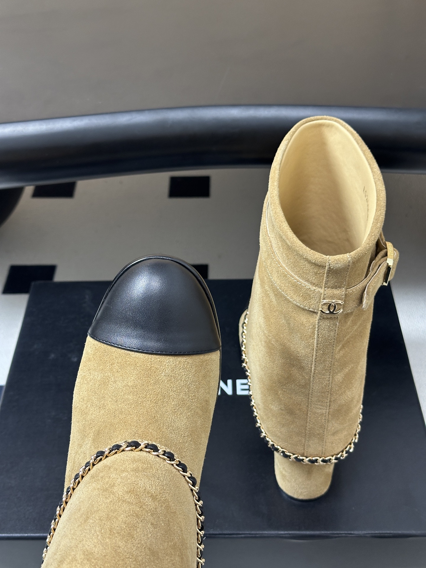 秋冬走秀新款Chanel 小香26B秋冬走秀款翻口链条⛓️短靴 高跟裤管靴 标志性的链条设计，把经典玩出花！粗旷却不失精