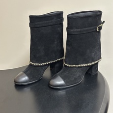 秋冬走秀新款Chanel 小香26B秋冬走秀款翻口链条⛓️短靴 高跟裤管靴 标志性的链条设计,把经典玩出花!粗旷却不失精 秋冬走秀新款Chanel 小香26B秋冬走秀款翻口链条⛓️短靴 高跟裤管靴 标志性的链条设计,把经典玩出花!粗旷却不失精
