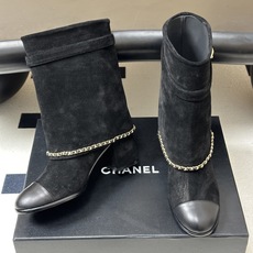 秋冬走秀新款Chanel 小香26B秋冬走秀款翻口链条⛓️短靴 高跟裤管靴 标志性的链条设计,把经典玩出花!粗旷却不失精 秋冬走秀新款Chanel 小香26B秋冬走秀款翻口链条⛓️短靴 高跟裤管靴 标志性的链条设计,把经典玩出花!粗旷却不失精