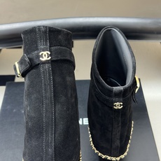 秋冬走秀新款Chanel 小香26B秋冬走秀款翻口链条⛓️短靴 高跟裤管靴 标志性的链条设计,把经典玩出花!粗旷却不失精 秋冬走秀新款Chanel 小香26B秋冬走秀款翻口链条⛓️短靴 高跟裤管靴 标志性的链条设计,把经典玩出花!粗旷却不失精
