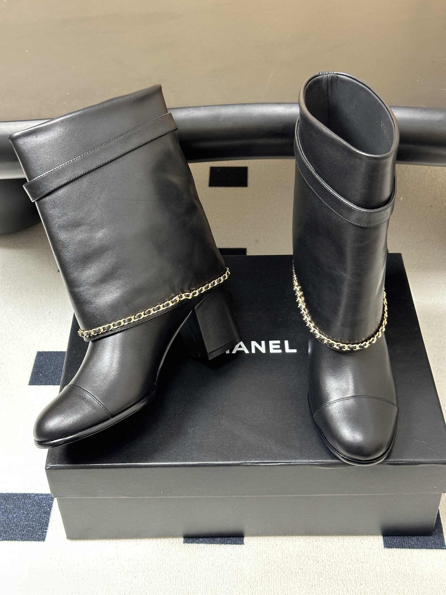 秋冬走秀新款Chanel 小香26B秋冬走秀款翻口链条⛓️短靴 高跟裤管靴 标志性的链条设计,把经典玩出花!粗旷却不失精 秋冬走秀新款Chanel 小香26B秋冬走秀款翻口链条⛓️短靴 高跟裤管靴 标志性的链条设计,把经典玩出花!粗旷却不失精