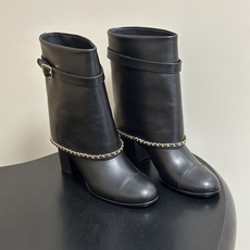 秋冬走秀新款Chanel 小香26B秋冬走秀款翻口链条⛓️短靴 高跟裤管靴 标志性的链条设计,把经典玩出花!粗旷却不失精 秋冬走秀新款Chanel 小香26B秋冬走秀款翻口链条⛓️短靴 高跟裤管靴 标志性的链条设计,把经典玩出花!粗旷却不失精
