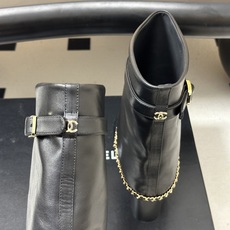 秋冬走秀新款Chanel 小香26B秋冬走秀款翻口链条⛓️短靴 高跟裤管靴 标志性的链条设计,把经典玩出花!粗旷却不失精 秋冬走秀新款Chanel 小香26B秋冬走秀款翻口链条⛓️短靴 高跟裤管靴 标志性的链条设计,把经典玩出花!粗旷却不失精