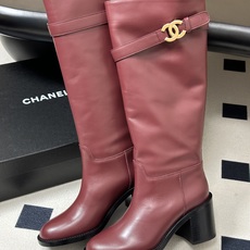秋冬新款Chanel 小香26B 双C扣带高跟直筒靴短靴/长靴系列 走秀款圆头粗跟长靴骑士靴直筒靴 非常爆真的是很耐看越 秋冬新款Chanel 小香26B 双C扣带高跟直筒靴短靴/长靴系列 走秀款圆头粗跟长靴骑士靴直筒靴 非常爆真的是很耐看越