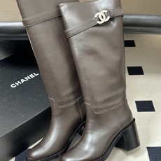 秋冬新款Chanel 小香26B 双C扣带高跟直筒靴短靴/长靴系列 走秀款圆头粗跟长靴骑士靴直筒靴 非常爆真的是很耐看越 秋冬新款Chanel 小香26B 双C扣带高跟直筒靴短靴/长靴系列 走秀款圆头粗跟长靴骑士靴直筒靴 非常爆真的是很耐看越