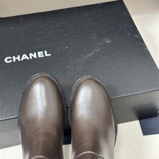 秋冬新款Chanel 小香26B 双C扣带高跟直筒靴短靴/长靴系列 走秀款圆头粗跟长靴骑士靴直筒靴 非常爆真的是很耐看越 秋冬新款Chanel 小香26B 双C扣带高跟直筒靴短靴/长靴系列 走秀款圆头粗跟长靴骑士靴直筒靴 非常爆真的是很耐看越