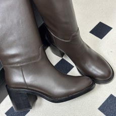 秋冬新款Chanel 小香26B 双C扣带高跟直筒靴短靴/长靴系列 走秀款圆头粗跟长靴骑士靴直筒靴 非常爆真的是很耐看越 秋冬新款Chanel 小香26B 双C扣带高跟直筒靴短靴/长靴系列 走秀款圆头粗跟长靴骑士靴直筒靴 非常爆真的是很耐看越
