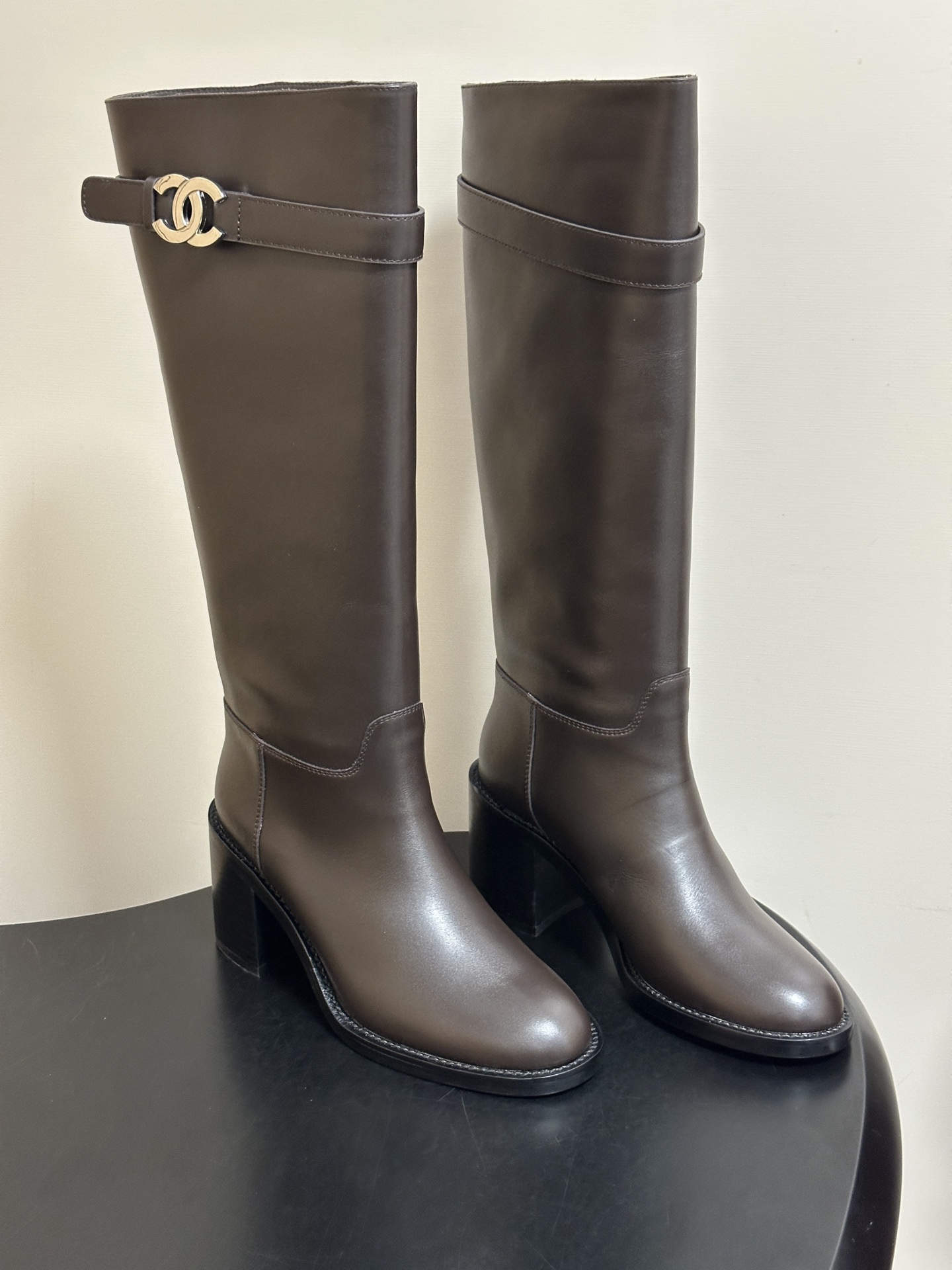 秋冬新款Chanel 小香26B 双C扣带高跟直筒靴短靴/长靴系列 走秀款圆头粗跟长靴骑士靴直筒靴 非常爆真的是很耐看越 秋冬新款Chanel 小香26B 双C扣带高跟直筒靴短靴/长靴系列 走秀款圆头粗跟长靴骑士靴直筒靴 非常爆真的是很耐看越