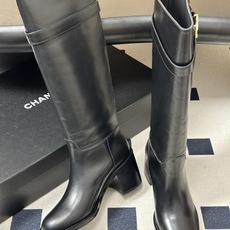 秋冬新款Chanel 小香26B 双C扣带高跟直筒靴短靴/长靴系列 走秀款圆头粗跟长靴骑士靴直筒靴 非常爆真的是很耐看越 秋冬新款Chanel 小香26B 双C扣带高跟直筒靴短靴/长靴系列 走秀款圆头粗跟长靴骑士靴直筒靴 非常爆真的是很耐看越