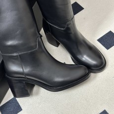 秋冬新款Chanel 小香26B 双C扣带高跟直筒靴短靴/长靴系列 走秀款圆头粗跟长靴骑士靴直筒靴 非常爆真的是很耐看越 秋冬新款Chanel 小香26B 双C扣带高跟直筒靴短靴/长靴系列 走秀款圆头粗跟长靴骑士靴直筒靴 非常爆真的是很耐看越