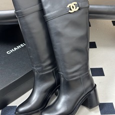 秋冬新款Chanel 小香26B 双C扣带高跟直筒靴短靴/长靴系列 走秀款圆头粗跟长靴骑士靴直筒靴 非常爆真的是很耐看越 秋冬新款Chanel 小香26B 双C扣带高跟直筒靴短靴/长靴系列 走秀款圆头粗跟长靴骑士靴直筒靴 非常爆真的是很耐看越