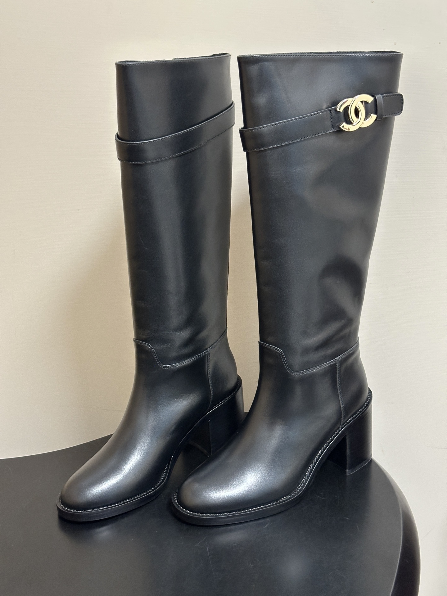 秋冬新款Chanel 小香26B 双C扣带高跟直筒靴短靴/长靴系列 走秀款圆头粗跟长靴骑士靴直筒靴 非常爆真的是很耐看越 秋冬新款Chanel 小香26B 双C扣带高跟直筒靴短靴/长靴系列 走秀款圆头粗跟长靴骑士靴直筒靴 非常爆真的是很耐看越