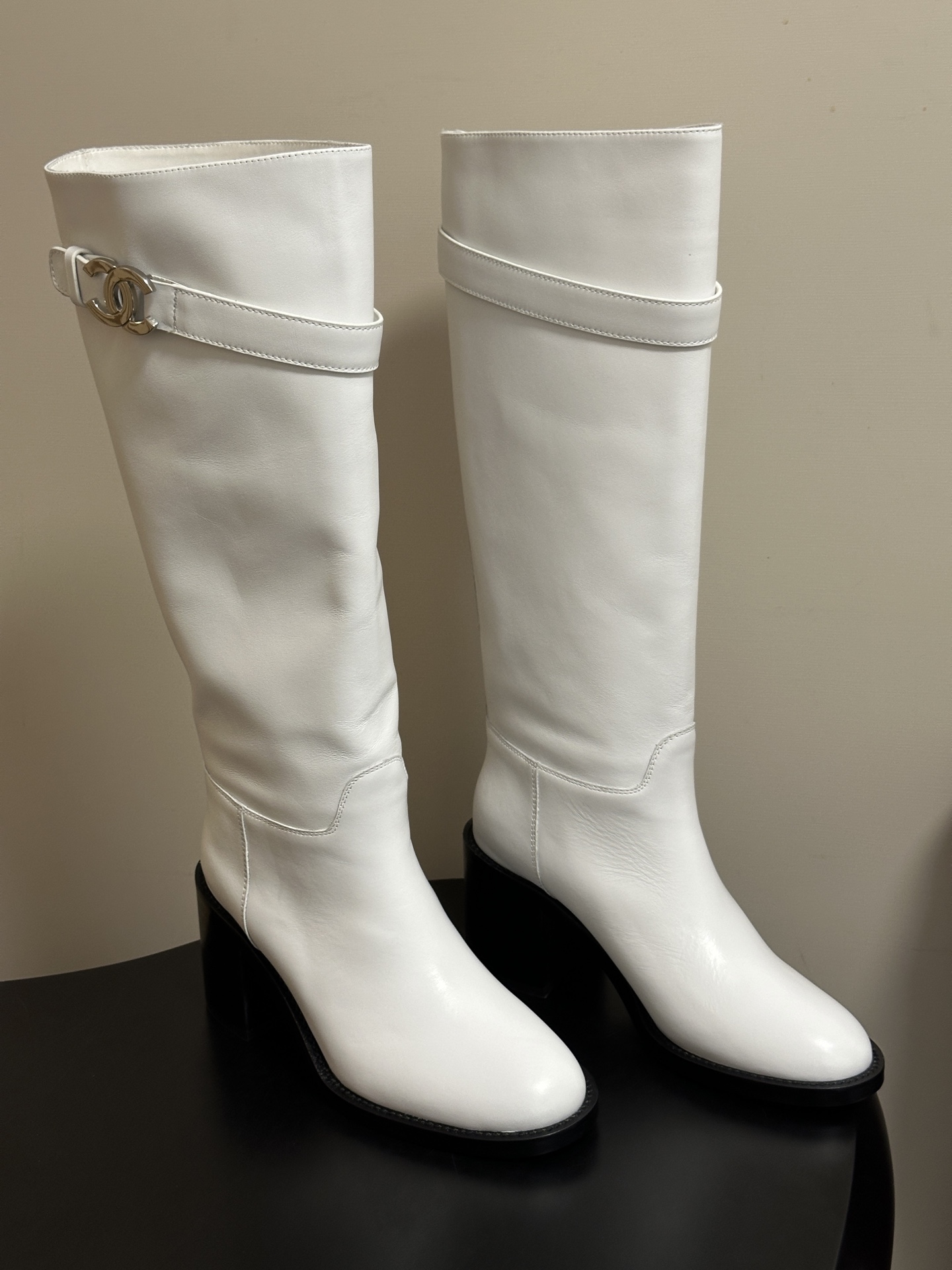 秋冬新款Chanel 小香26B 双C扣带高跟直筒靴短靴/长靴系列 走秀款圆头粗跟长靴骑士靴直筒靴 非常爆真的是很耐看越 秋冬新款Chanel 小香26B 双C扣带高跟直筒靴短靴/长靴系列 走秀款圆头粗跟长靴骑士靴直筒靴 非常爆真的是很耐看越