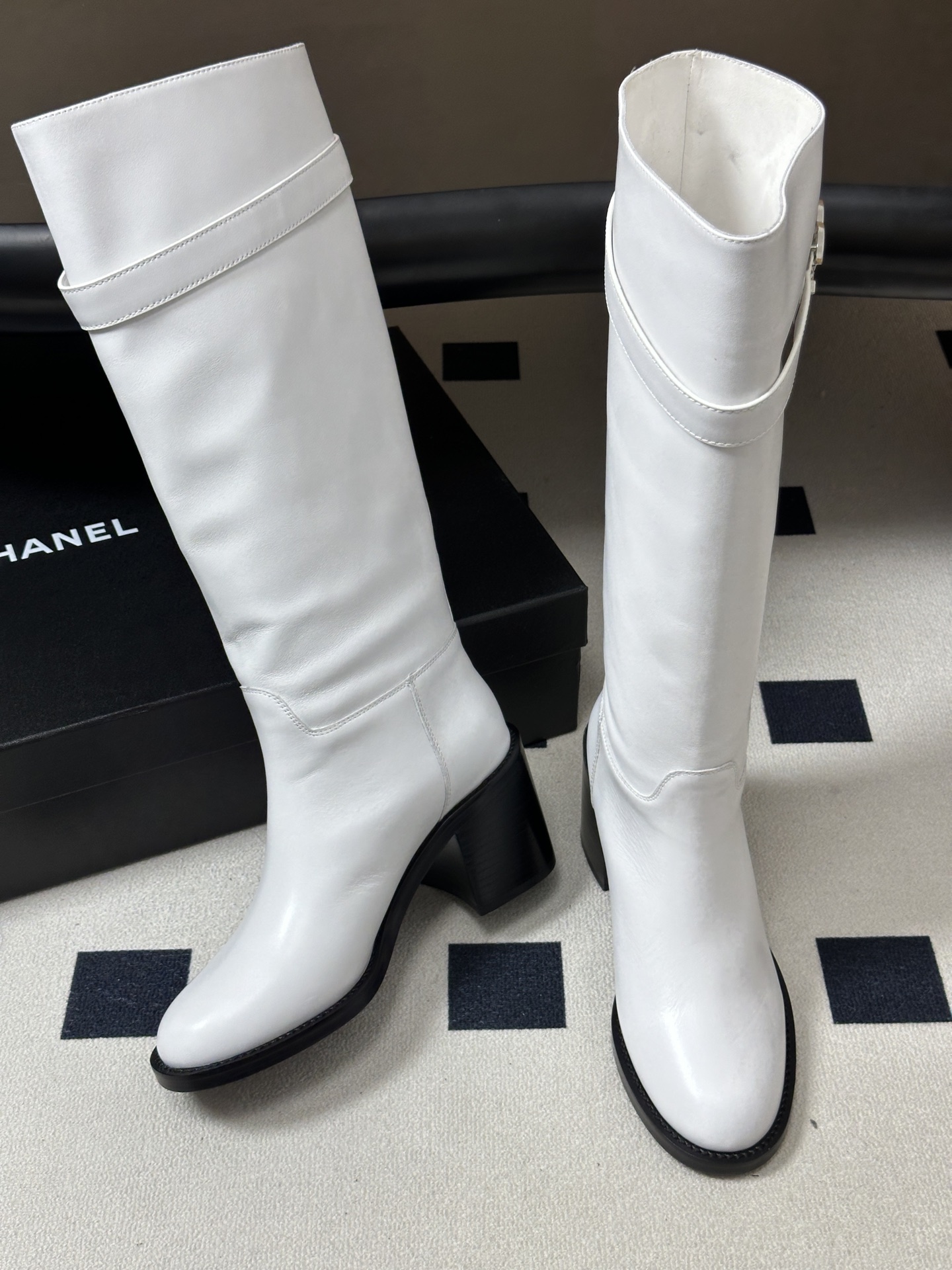 秋冬新款Chanel 小香26B 双C扣带高跟直筒靴短靴/长靴系列 走秀款圆头粗跟长靴骑士靴直筒靴 非常爆真的是很耐看越 秋冬新款Chanel 小香26B 双C扣带高跟直筒靴短靴/长靴系列 走秀款圆头粗跟长靴骑士靴直筒靴 非常爆真的是很耐看越